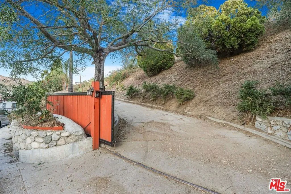 2070 Lilac Lane, Glendale, California 91206 home-pic-46